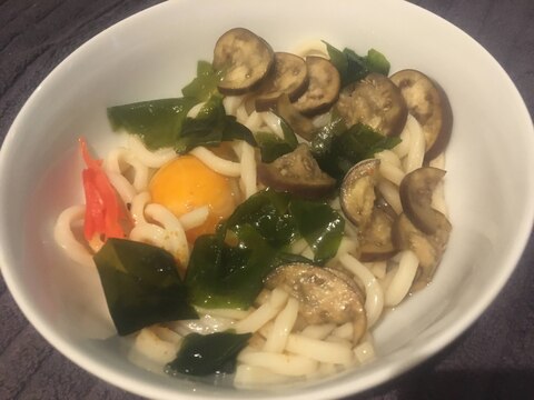 なす、わかめの釜玉うどん